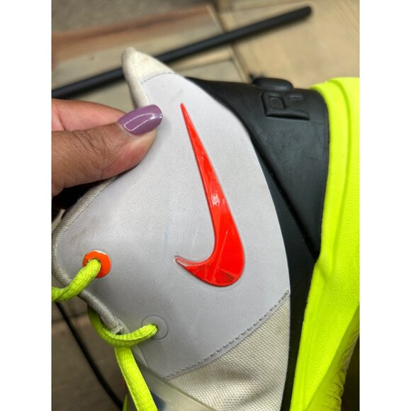 Athletic_Shoes